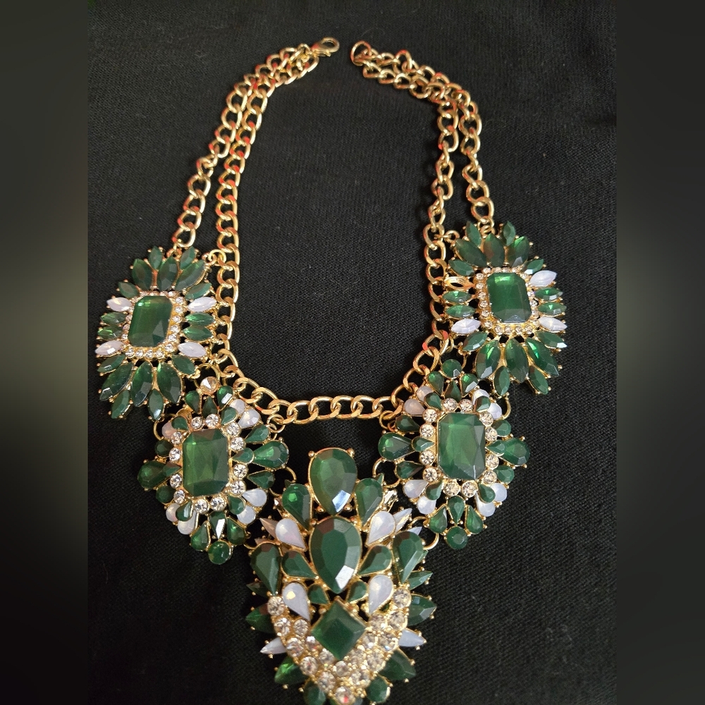 Elegant Green and Gold Statement Necklace